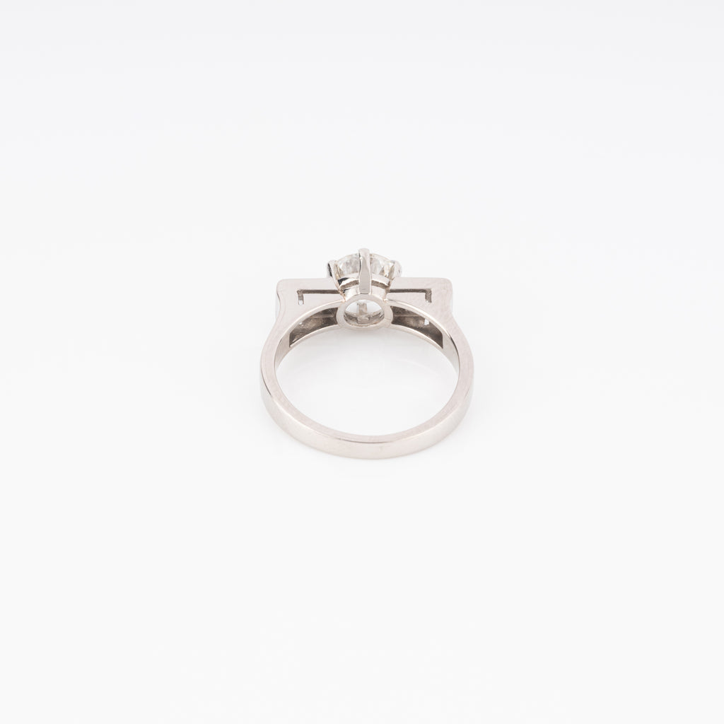 Bague en or gris centrée d’un diamant taille moderne