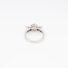 Charger l&#39;image dans la galerie, Bague en or gris centrée d’un diamant taille moderne
