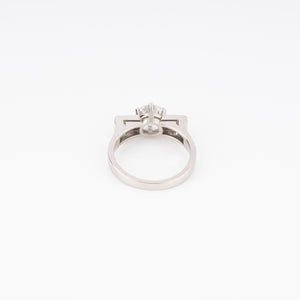 Bague en or gris centrée d’un diamant taille moderne