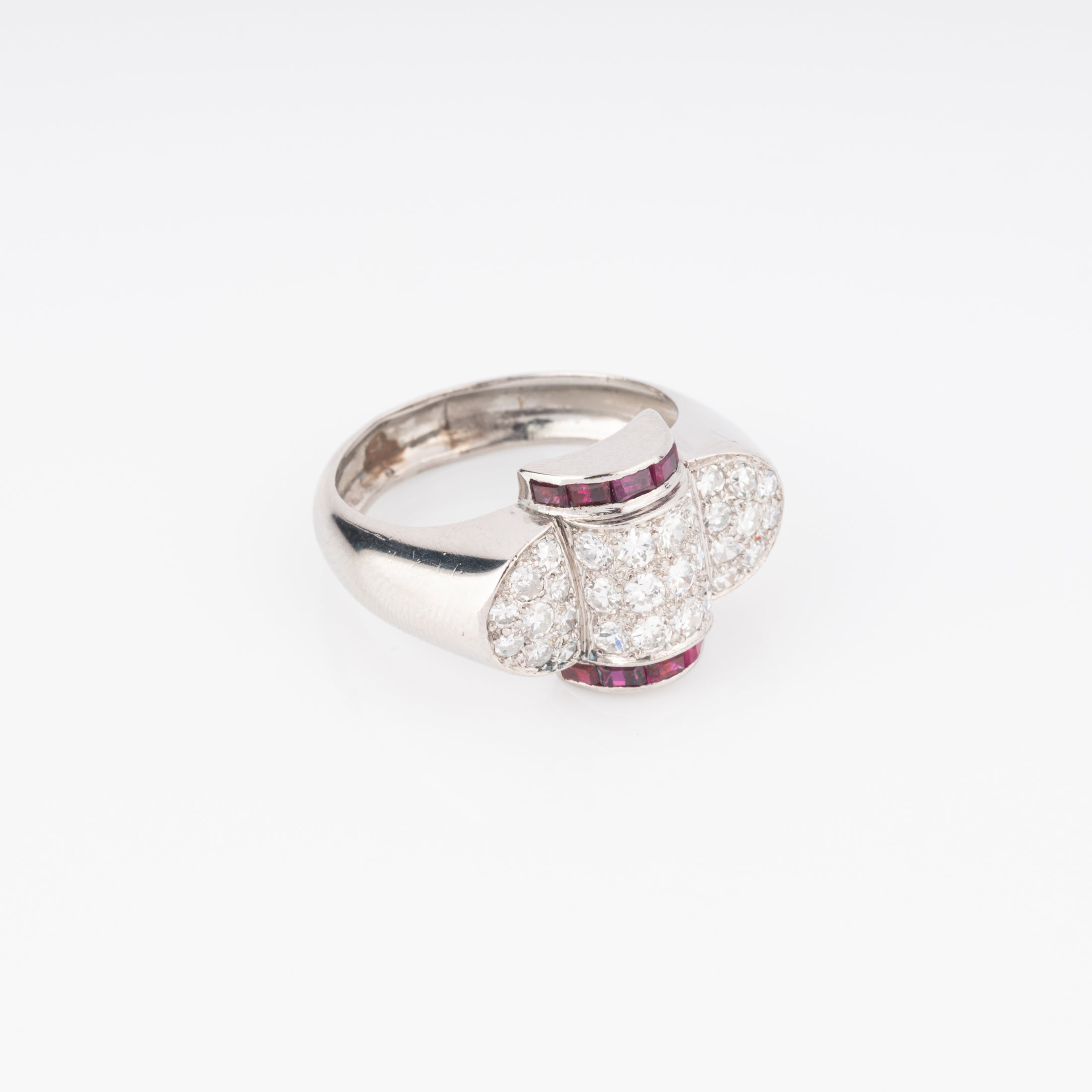 Bague platine et diamant ornée de rubis qualibrés