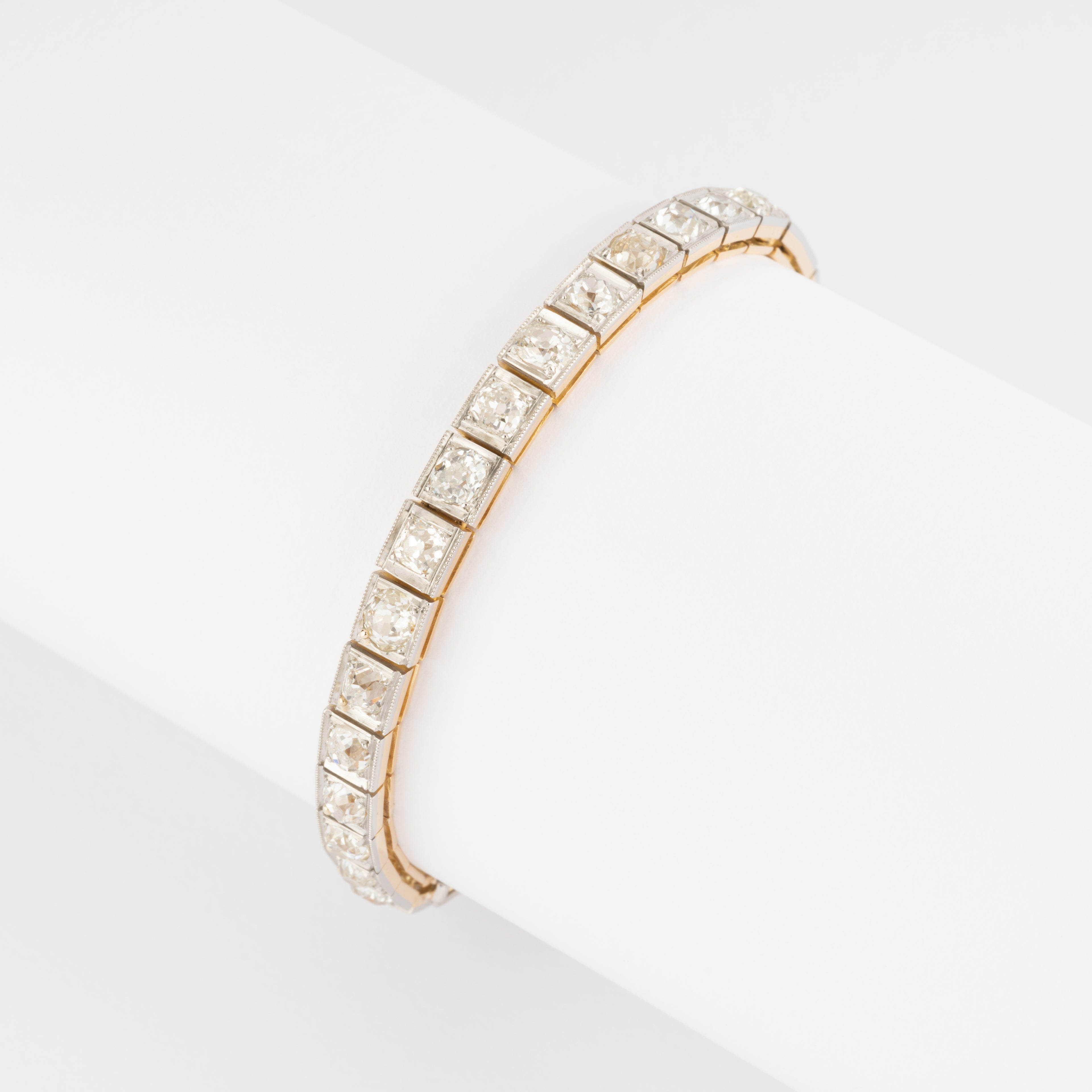 Bracelet riviere or et platine orné de diamant taille brillant
