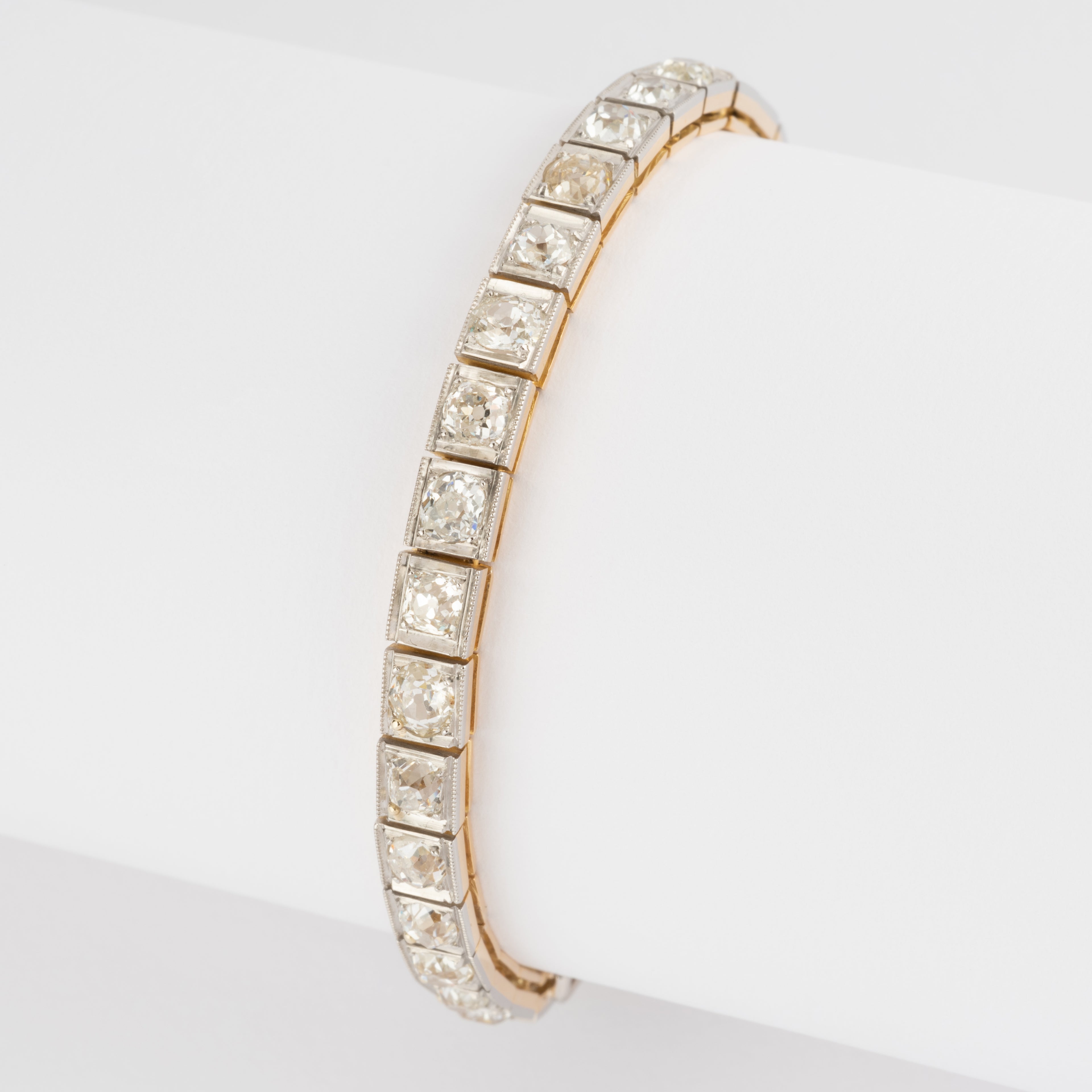 Bracelet riviere or et platine orné de diamant taille brillant