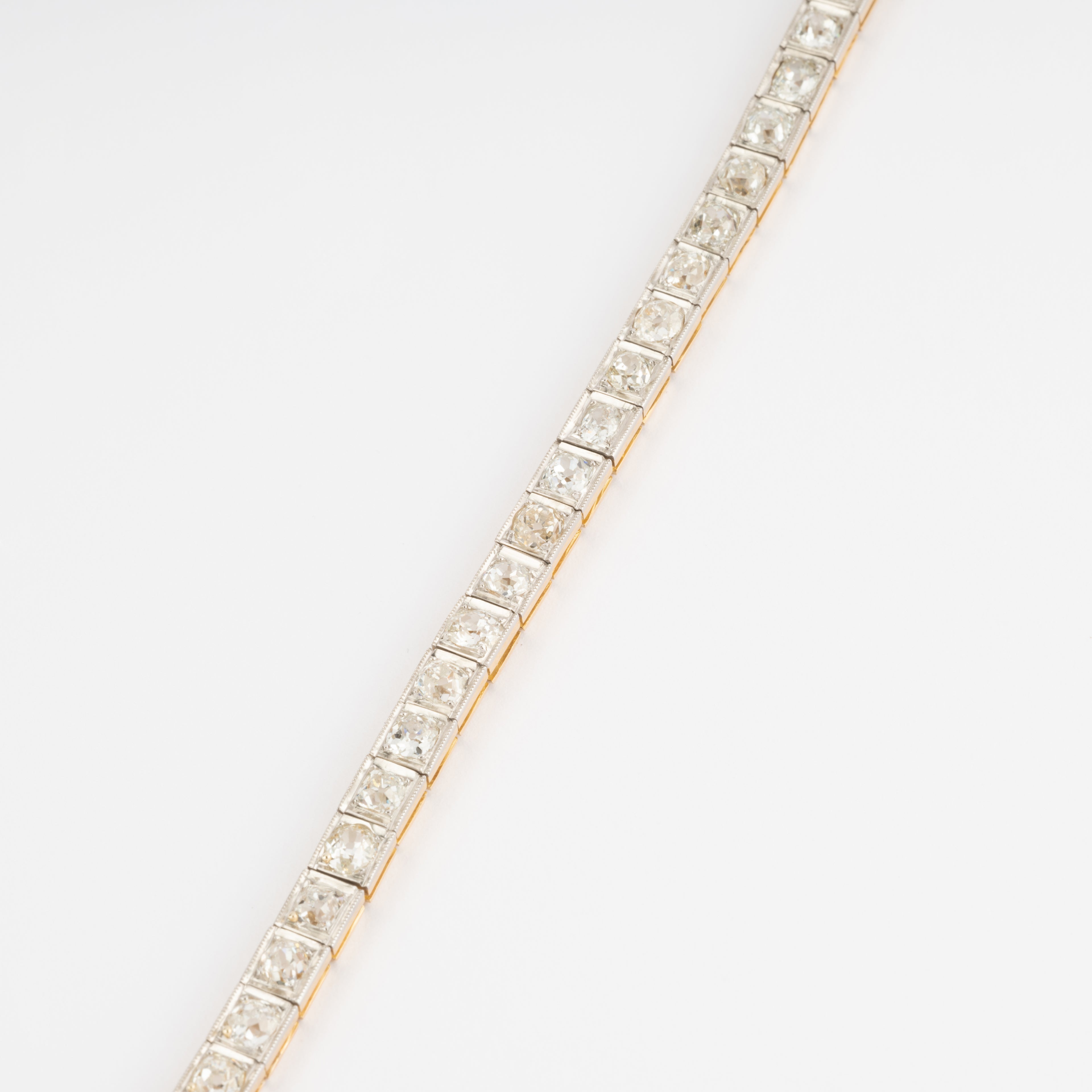 Bracelet riviere or et platine orné de diamant taille brillant