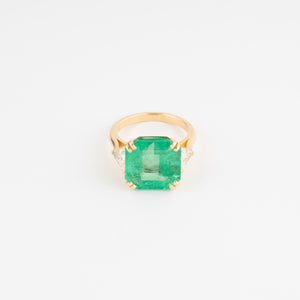 Bague en or jaune ornée d'une émeraude taille émeraude épaulé de diamants triangles