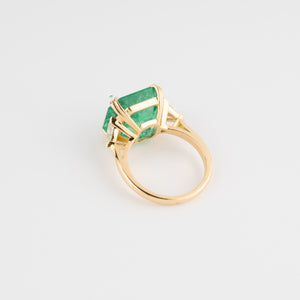 Bague en or jaune ornée d'une émeraude taille émeraude épaulé de diamants triangles