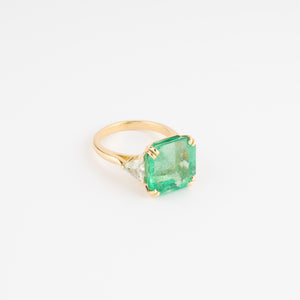 Bague en or jaune ornée d'une émeraude taille émeraude épaulé de diamants triangles