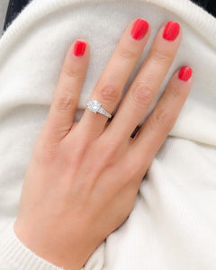 Bague or gris ornée d'un diamant taille brillant