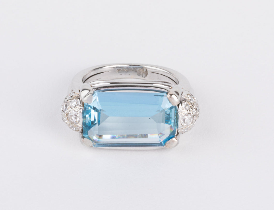 Bague or gris ornée d'une aigue marine et diamants