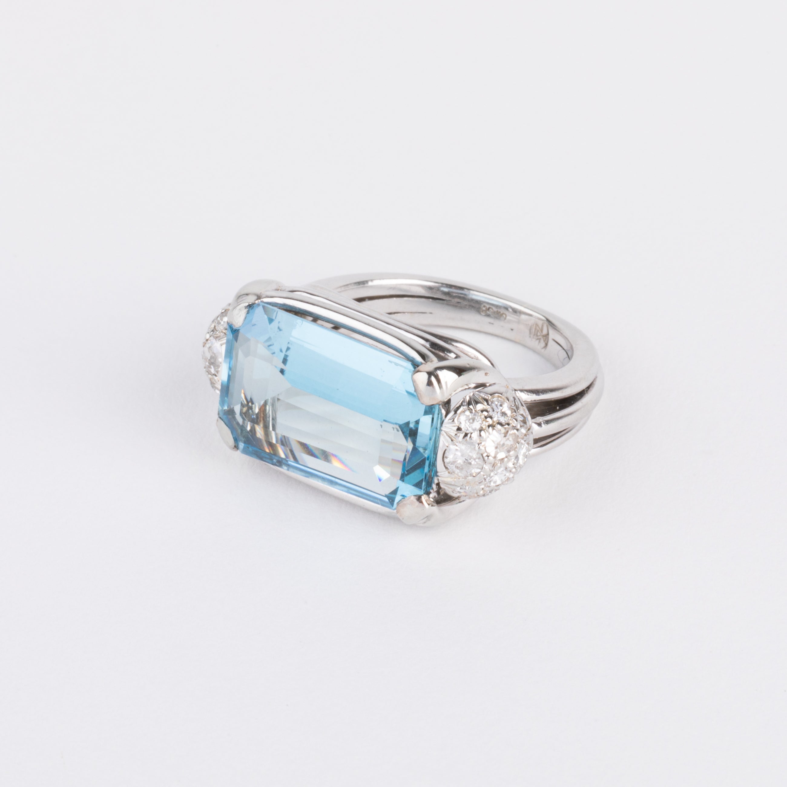 Bague or gris ornée d'une aigue marine et diamants