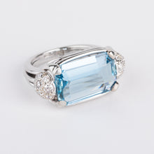Charger l&#39;image dans la galerie, Bague or gris ornée d&#39;une aigue marine et diamants
