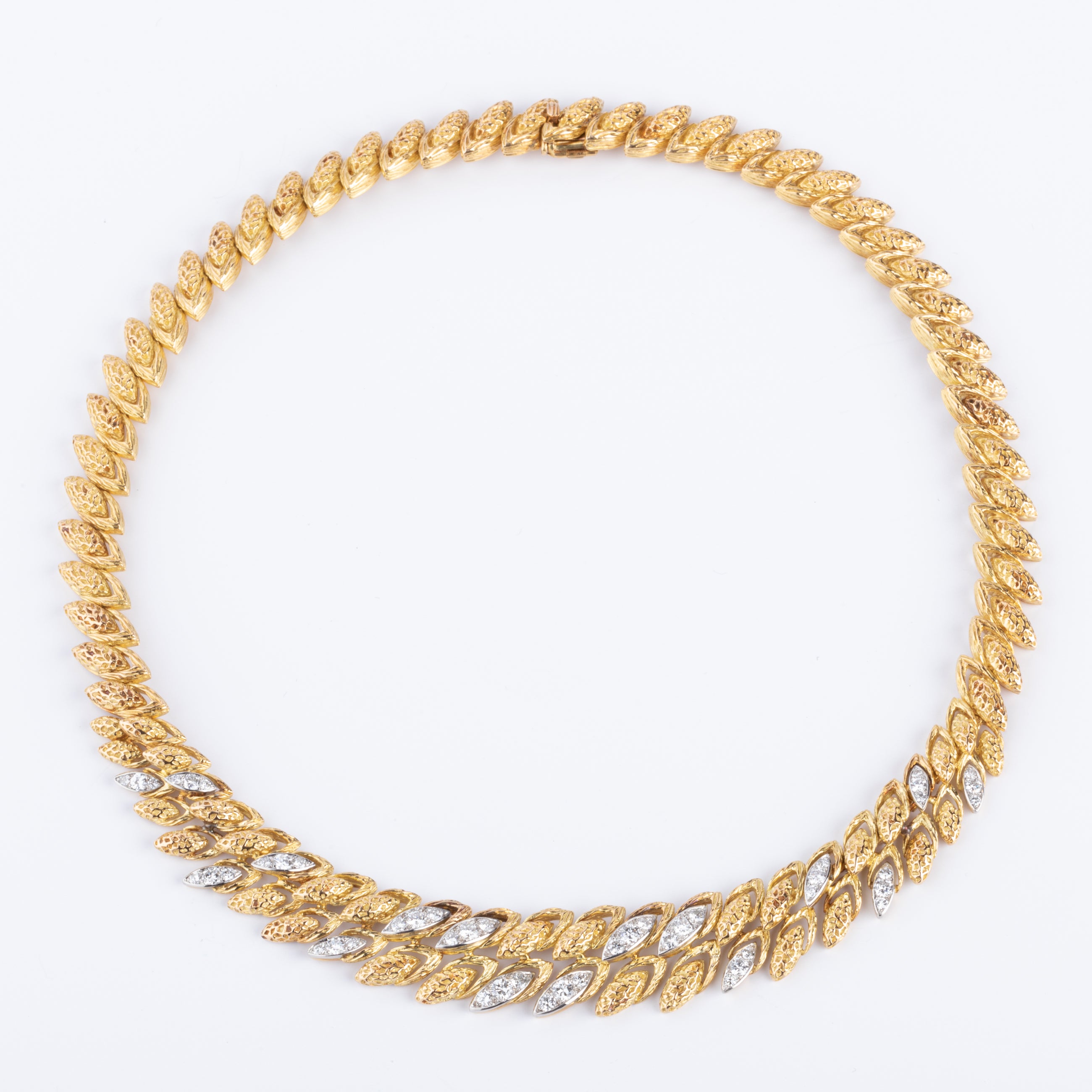 Collier or jaune,platine et diamants des années 1960