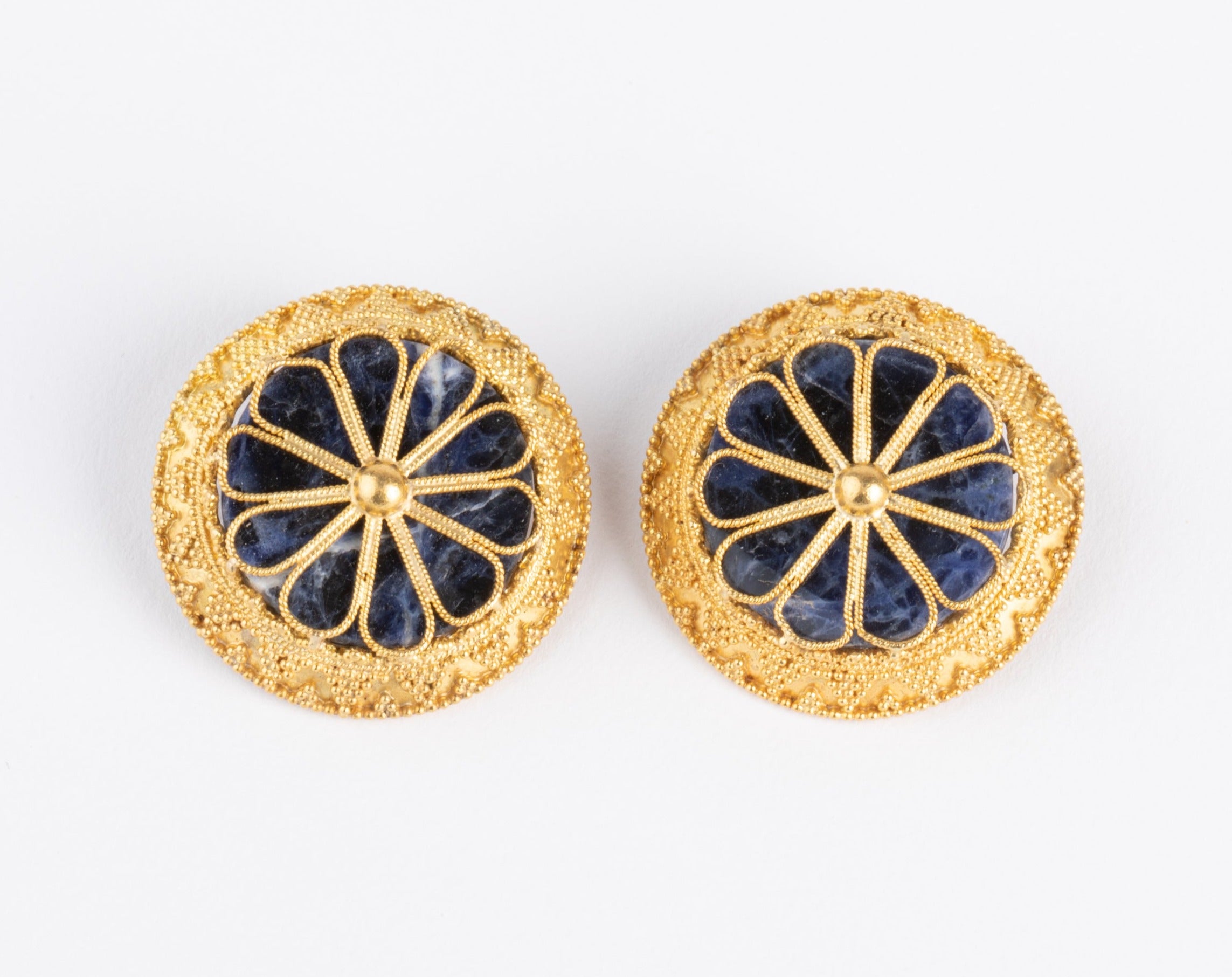 Boucles d'oreilles du créateur grec Ilias Lalaounis en or et sodalite
