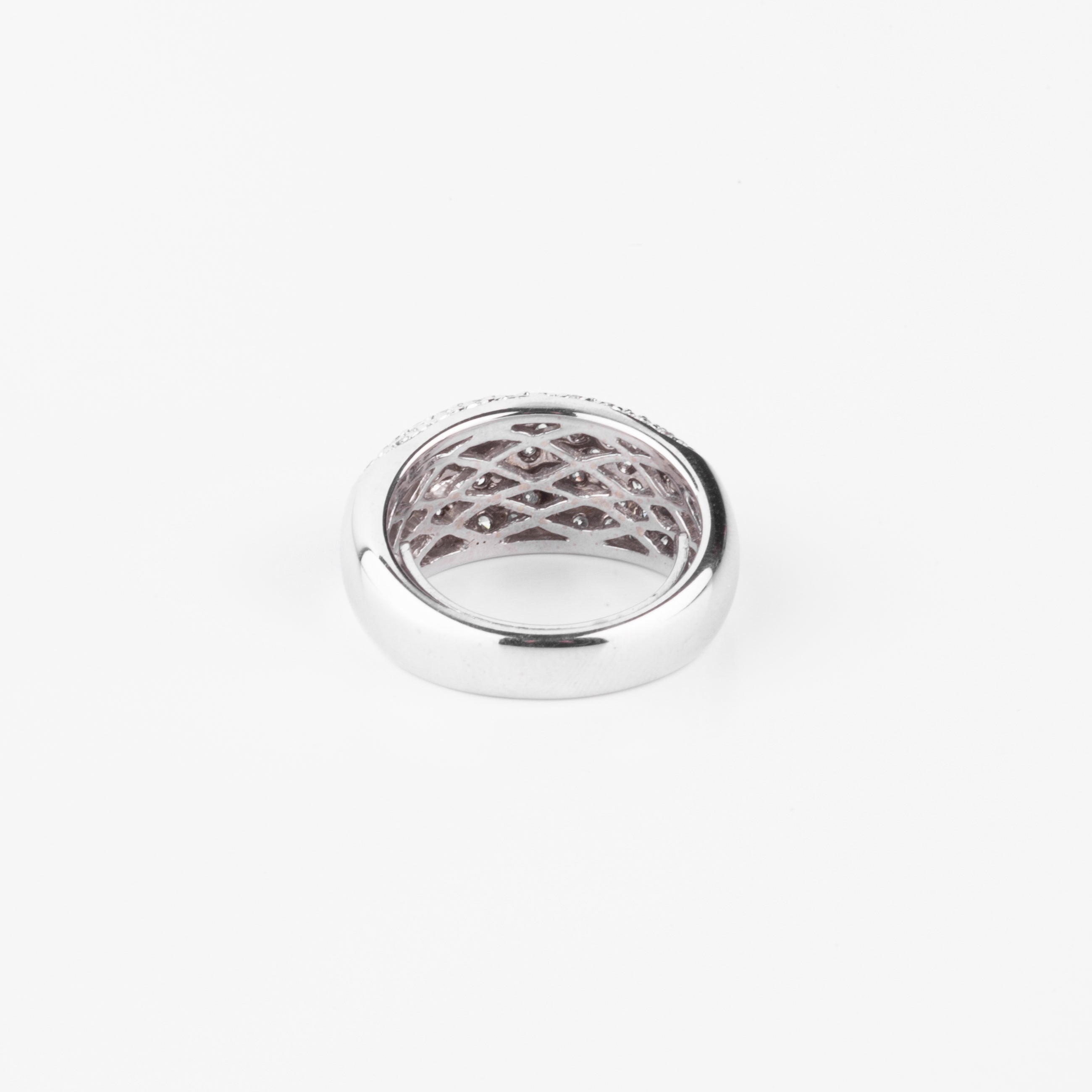 Bague jonc en or gris pavée de diamants