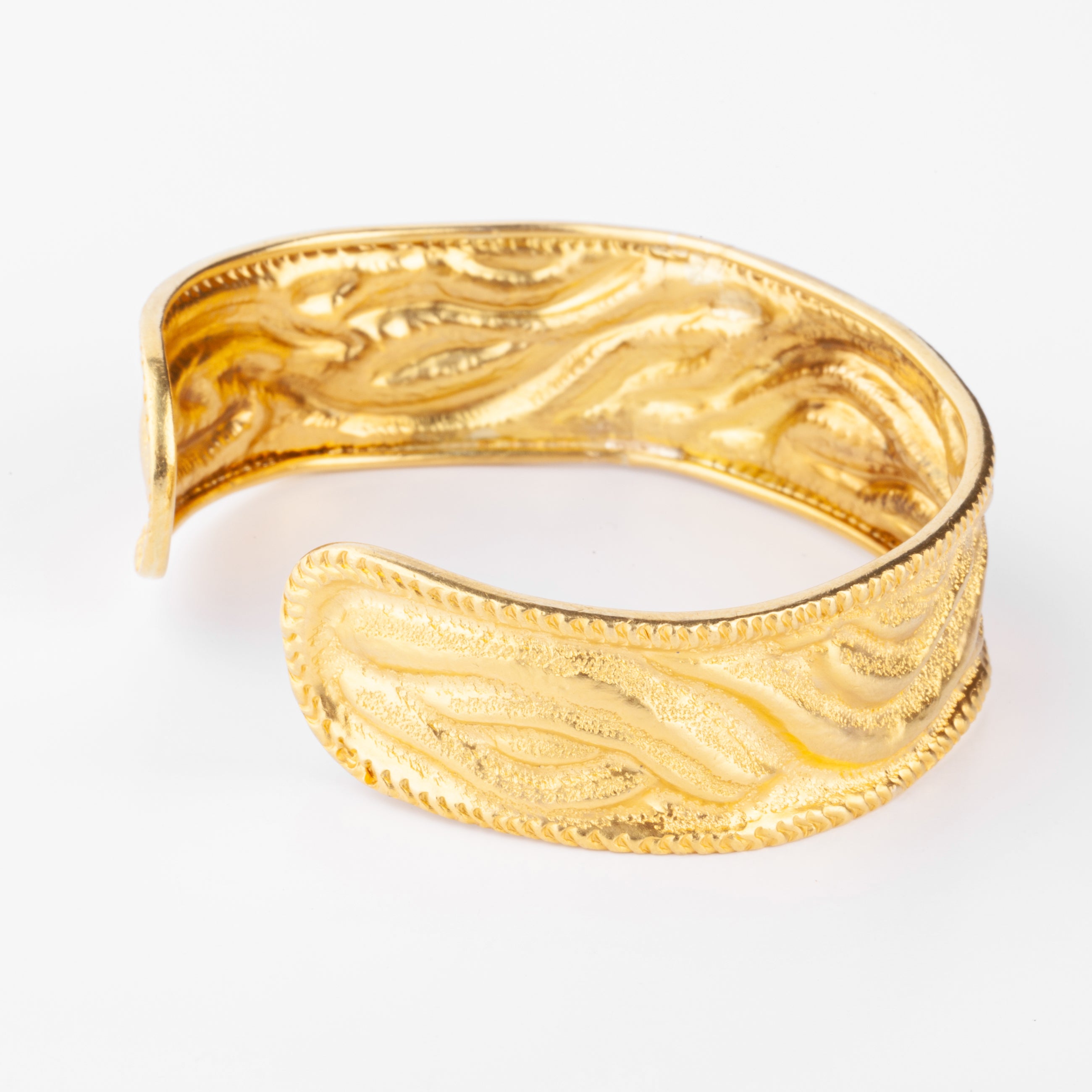 Bracelet jonc or jaune du créateur Ilias Lalaounis texturé