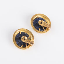 Charger l&#39;image dans la galerie, Boucles d&#39;oreilles du créateur grec Ilias Lalaounis en or et sodalite
