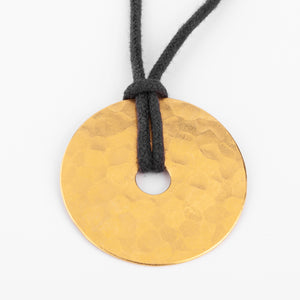 Pendentif martelée de la maison Dinh Van modèle cible