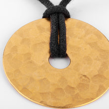 Charger l&#39;image dans la galerie, Pendentif martelée de la maison Dinh Van modèle cible
