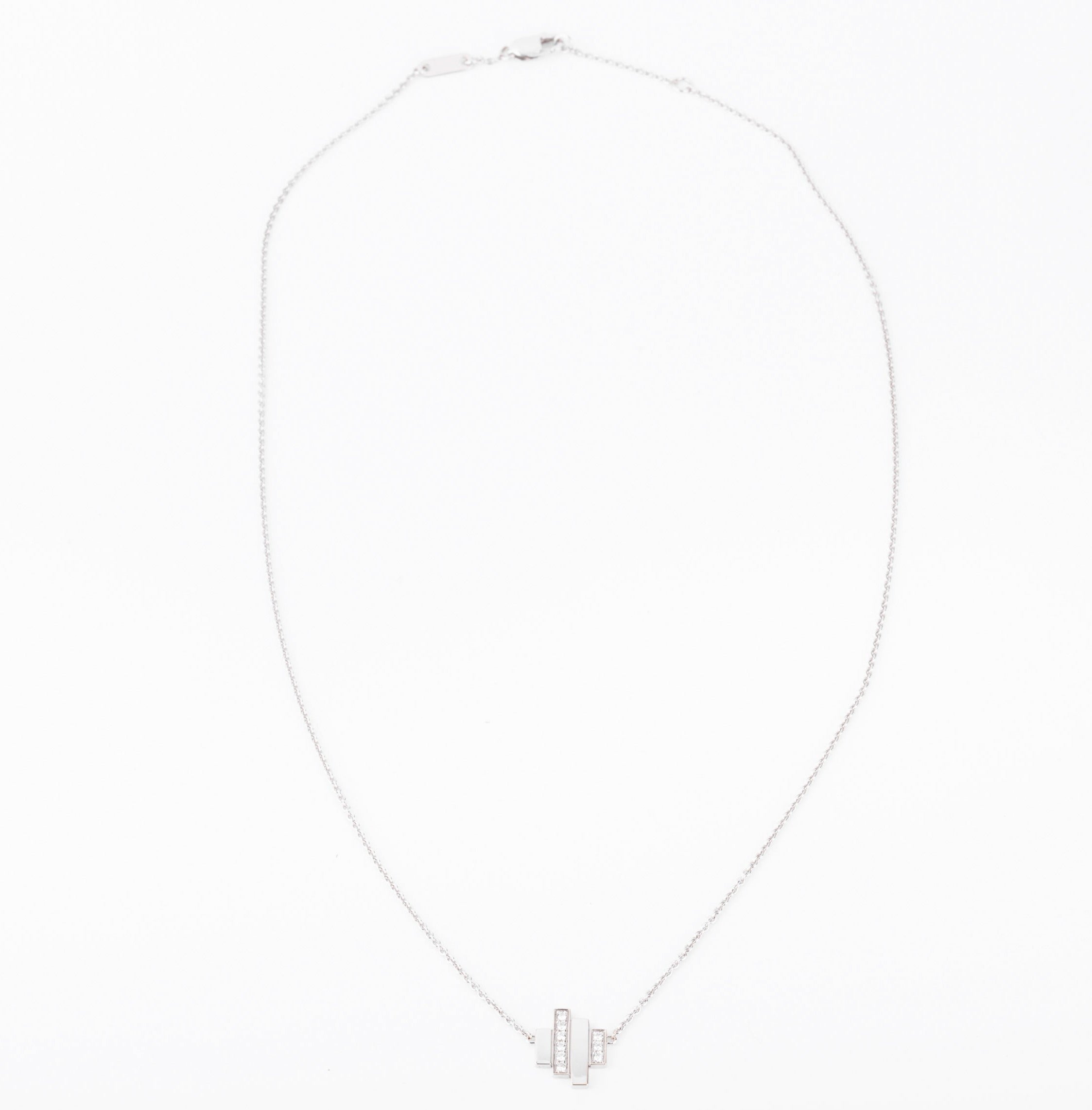 Collier or gris et diamants de la maison Dinh Van