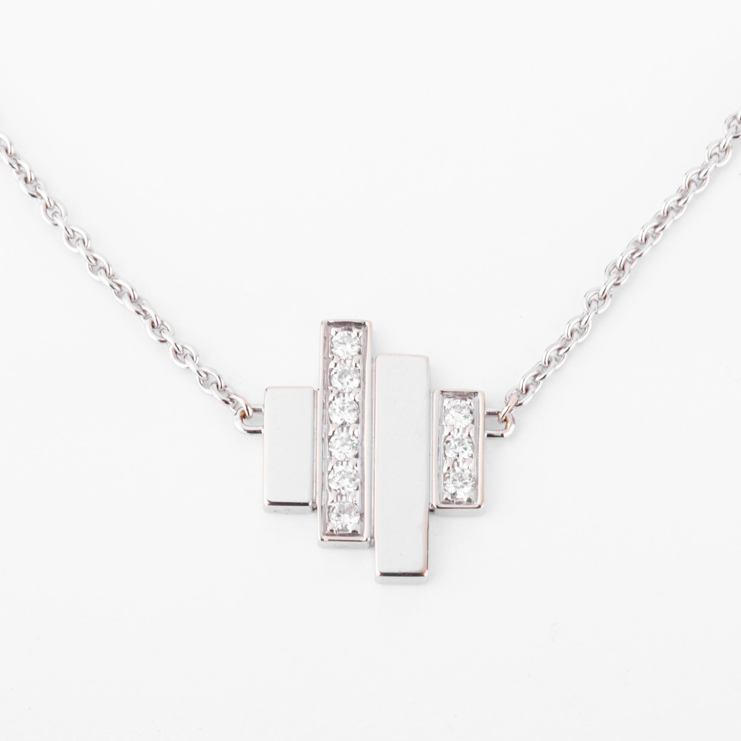 Collier or gris et diamants de la maison Dinh Van