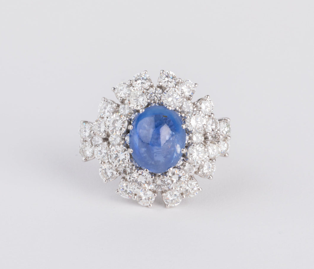 Bague cocktail en diamants et saphir cabochon