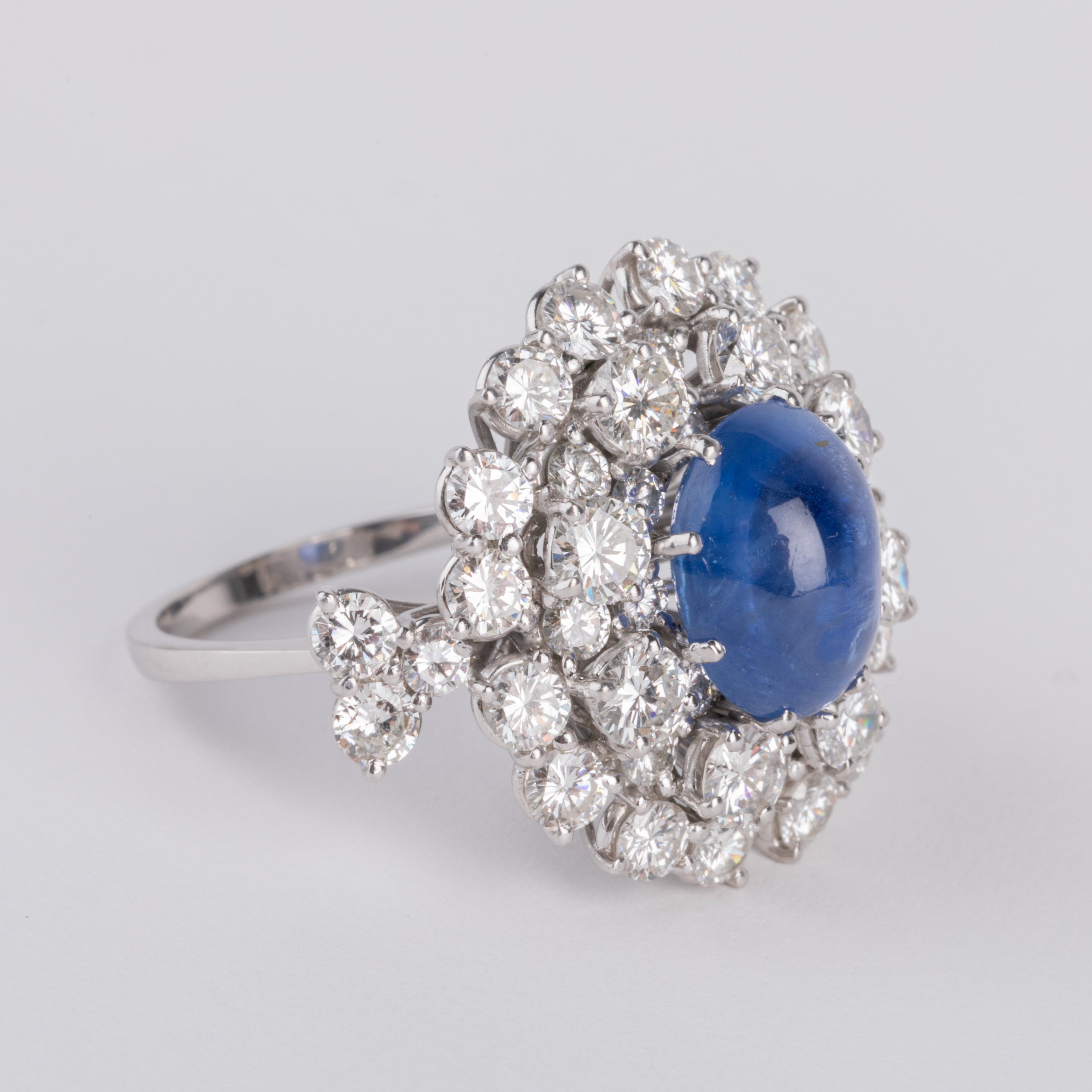 Bague cocktail en diamants et saphir cabochon