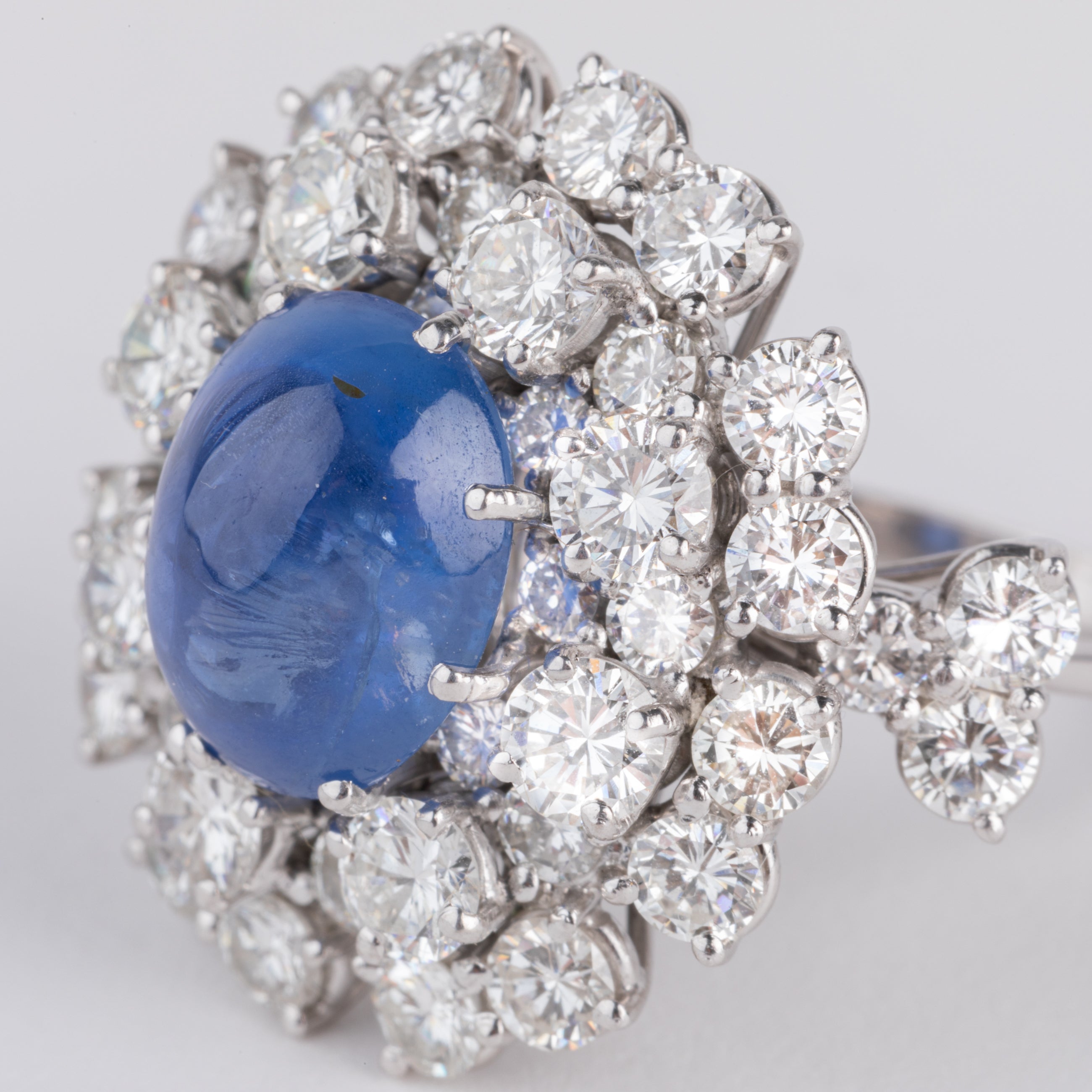 Bague cocktail en diamants et saphir cabochon