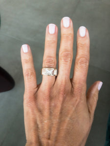 Bague or nacre et diamants signée de la Maison Mauboussin