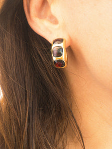 Boucles d'oreilles en or jaune de la maison Pomellato avec des cabochons de grenats