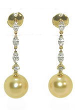 Charger l&#39;image dans la galerie, Paire de boucles d&#39;oreilles en or jaune diamants navettes et perles gold des mer du sud
