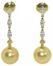 Charger l&#39;image dans la galerie, Paire de boucles d&#39;oreilles en or jaune diamants navettes et perles gold des mer du sud
