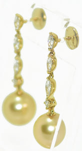 Paire de boucles d'oreilles en or jaune diamants navettes et perles gold des mer du sud