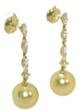 Charger l&#39;image dans la galerie, Paire de boucles d&#39;oreilles en or jaune diamants navettes et perles gold des mer du sud
