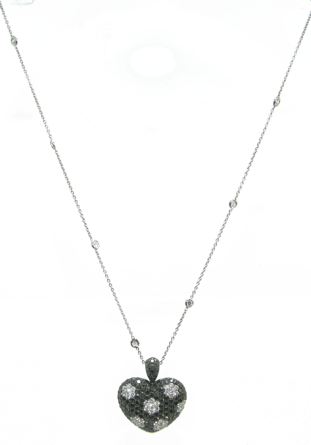 Collier ornée d'un pendentif formant un cœur en diamant noirs et blancs - adalgyseboutique