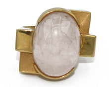 Charger l&#39;image dans la galerie, Bague or jaune géométrique ornée d&#39;un quartz rose - adalgyseboutique
