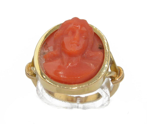 Bague en or jaune ornée d'un camée en corail - adalgyseboutique