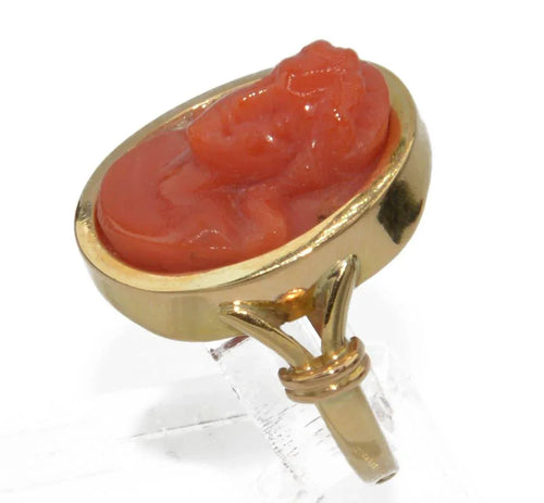 Bague en or jaune ornée d'un camée en corail - adalgyseboutique