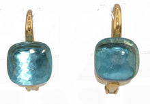 Charger l&#39;image dans la galerie, Paire de boucles d&#39;oreilles de la maison Pomellato modéle Nudo en Topaze Bleue - adalgyseboutique

