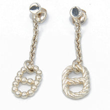 Charger l&#39;image dans la galerie, Paire de boucles d&#39;oreilles signées Hermès en argent
