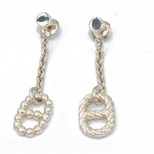 Paire de boucles d'oreilles signées Hermès en argent