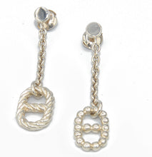 Charger l&#39;image dans la galerie, Paire de boucles d&#39;oreilles signées Hermès en argent
