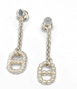 Paire de boucles d'oreilles signées Hermès en argent