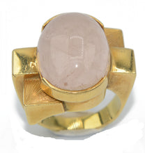 Charger l&#39;image dans la galerie, Bague or jaune géométrique ornée d&#39;un quartz rose
