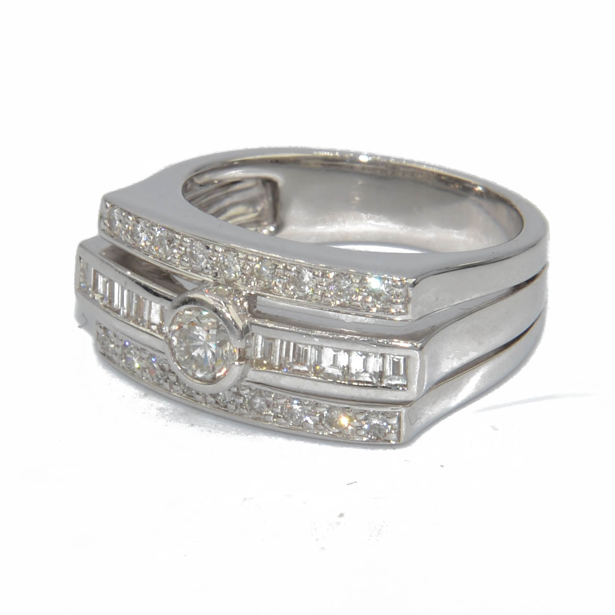 Bague rectangulaire en or gris et diamant