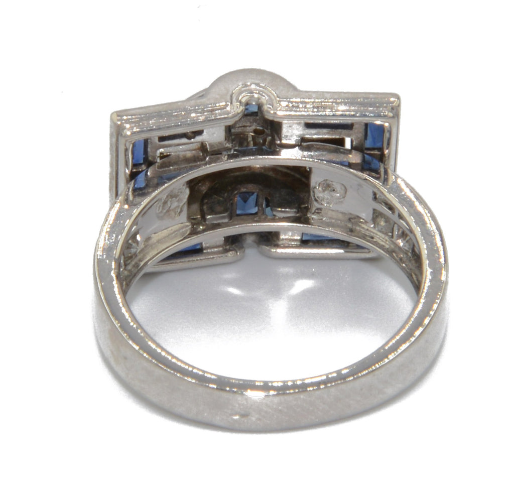 Bague en or gris et saphirs bleus calibrés