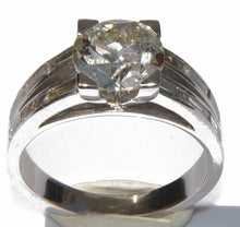 Charger l&#39;image dans la galerie, Bague solitaire ornée d&#39;un diamant épaulée de diamant taille baguette
