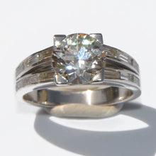 Charger l&#39;image dans la galerie, Bague solitaire ornée d&#39;un diamant épaulée de diamant taille baguette
