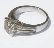 Charger l&#39;image dans la galerie, Bague solitaire ornée d&#39;un diamant épaulée de diamant taille baguette
