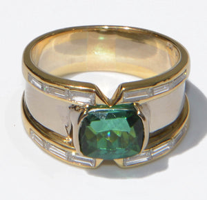 Bague jonc en or jaune ornée d'une Tourmaline sur une descente de diamant baguette