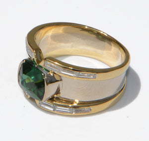 Bague jonc en or jaune ornée d'une Tourmaline sur une descente de diamant baguette