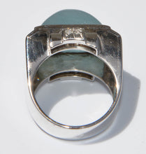 Charger l&#39;image dans la galerie, Bague en platine ornée d&#39;un cabochon d&#39;aigue marine
